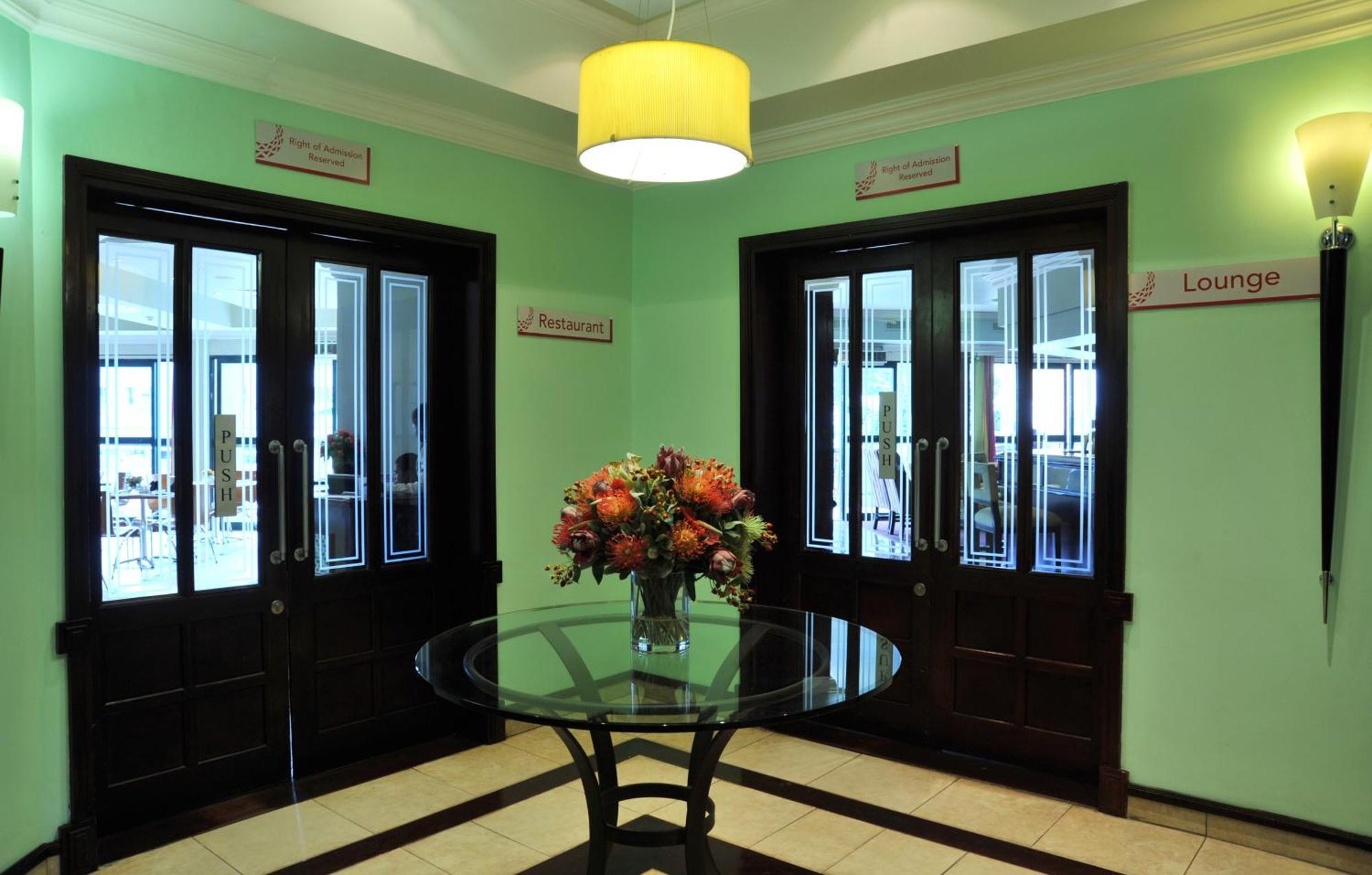 Cresta President Hotel Габороне Екстериор снимка